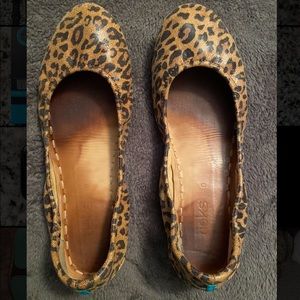 Used Leopard Tieks Size 9
